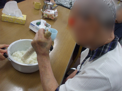 健康会「おはぎ作り」9月の様子
