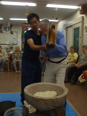 健康会「お餅つき」9月の様子